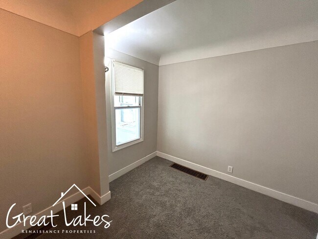 Building Photo - Charming 2 Bedroom 1 Bathroom now availabl...