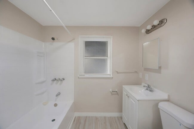 Building Photo - Spacious 2bdrm/1bath home with detached ga...