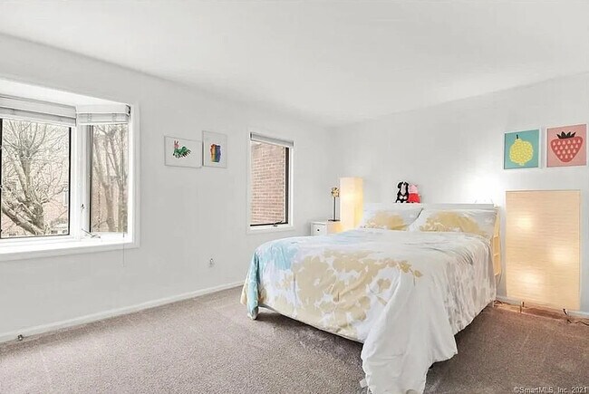 Building Photo - 102 Forest St