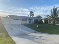 Building Photo - 221 Redcliff Ave