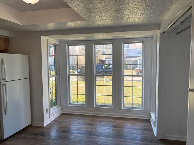 Building Photo - Spacious