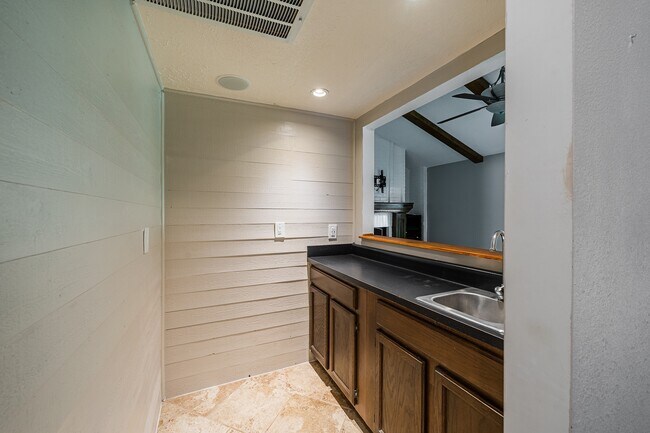 Building Photo - 10422 Gulfstream Ln