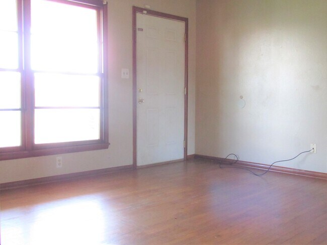 Building Photo - *** 50% OFF 1ST MONTH'S RENT IF LEASE SIGN...