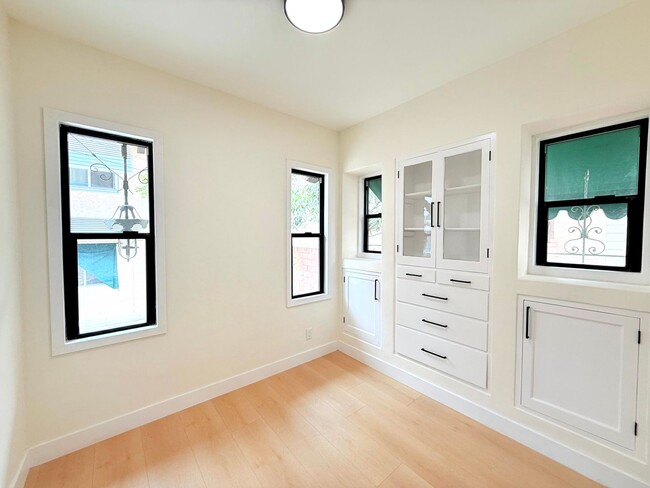 Building Photo - 6130 Whitsett Ave