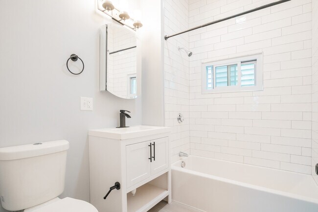 Building Photo - 340 Saratoga St