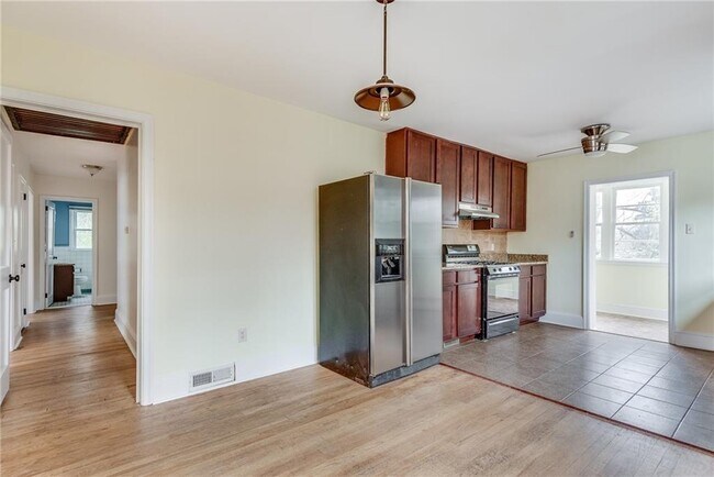 Building Photo - 1287 Eastland Rd SE