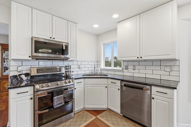 Building Photo - 2243 Sun Valley Dr