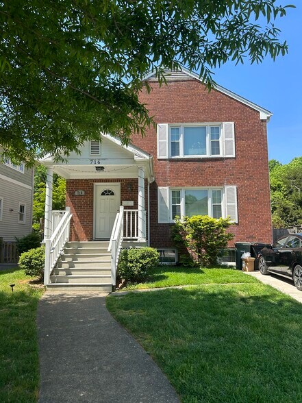 Duplex in great neighborhood, apt on top floor - 716 N Jackson St