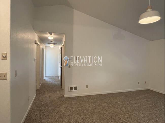 Building Photo - 61875 Avonlea Cir
