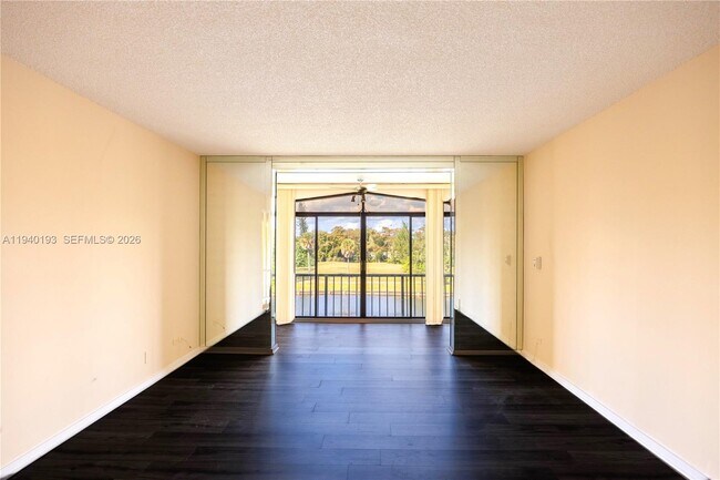 Building Photo - 3760 Inverrary Dr