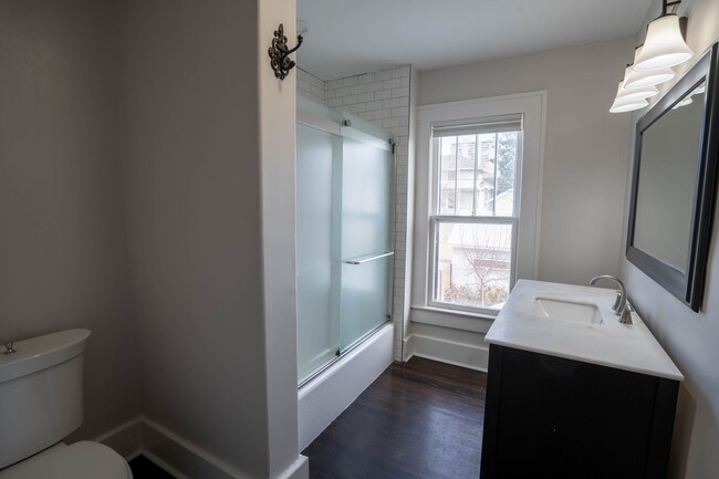 Building Photo - Gorgeous 3 Bed 2 Bath In Quiet Neighborhood