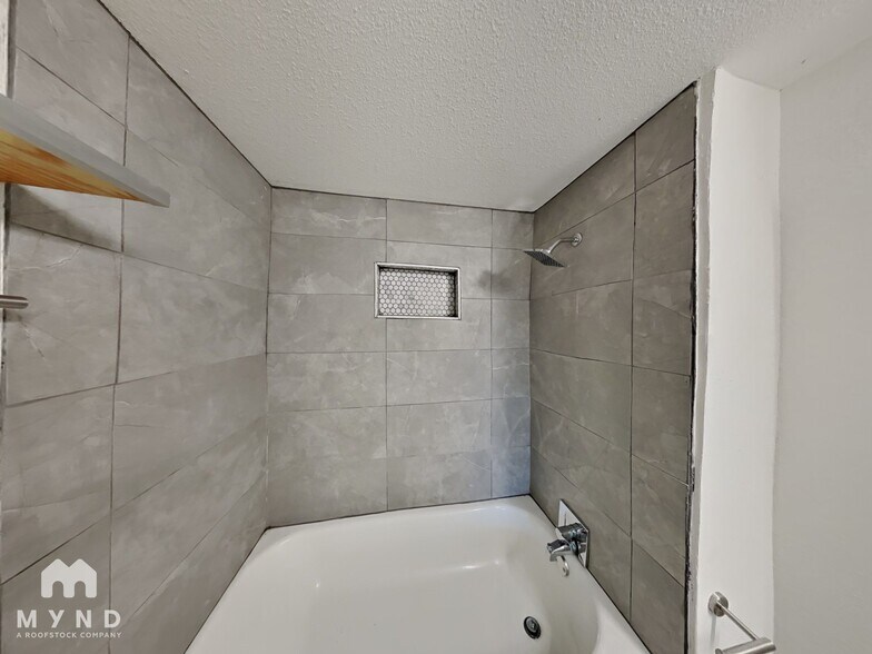 Building Photo - 2129 San Antonio St