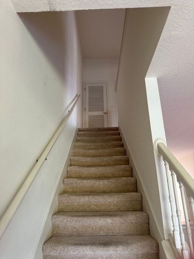 Building Photo - Spacious 2 Bedroom, 1.5 Bath Townhouse For Lease