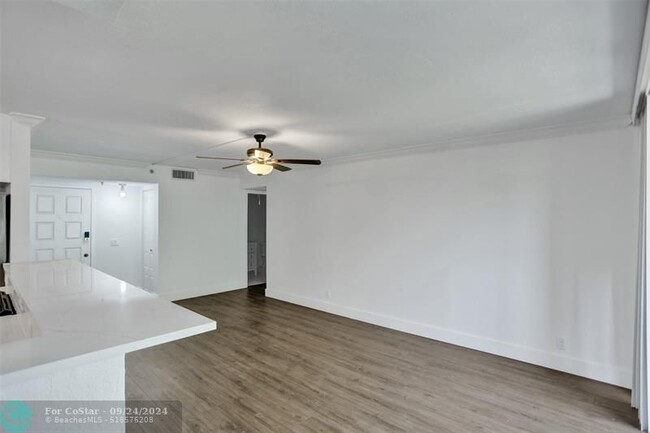 Building Photo - 105 Lake Emerald Dr