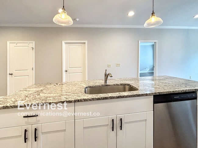 Building Photo - 3-Bedroom, 2-Bathroom Home in a Convenient...