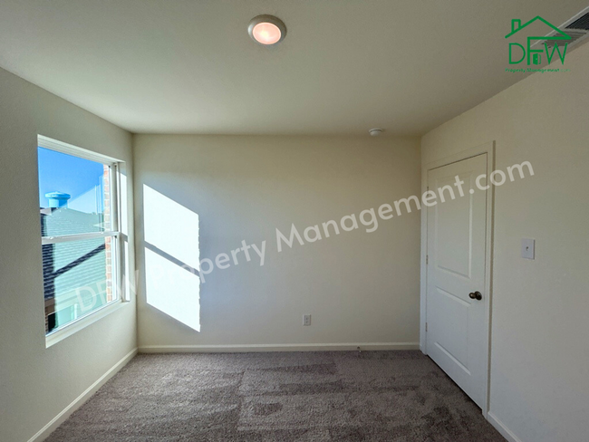 Building Photo - Spacious 5-Bedroom Home with Modern Upgrad...