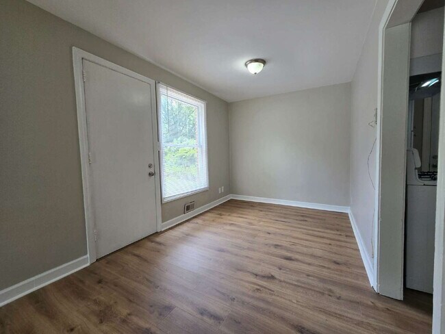 Building Photo - Newly Renovated Ranch Home