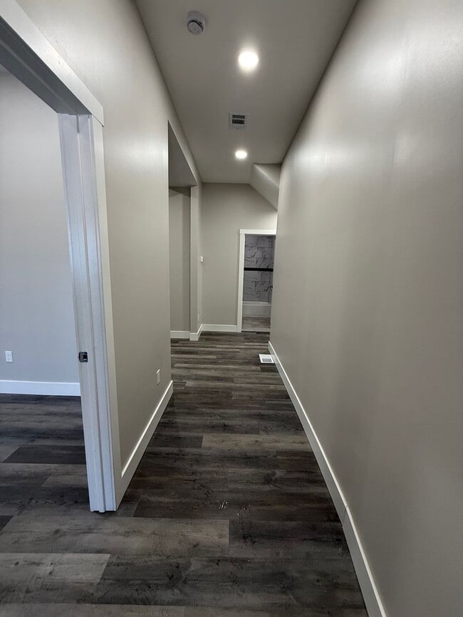 Building Photo - Newly Renovated 2 bedroom in Lincoln- Larimer