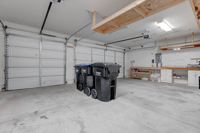 Building Photo - 2589 Chateau Clermont St