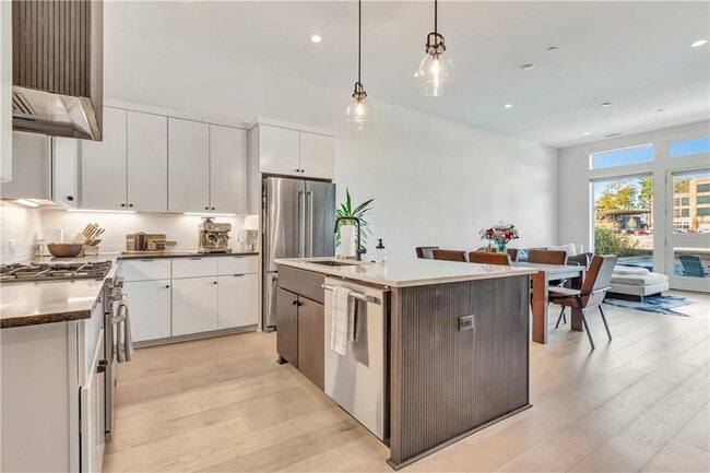 Building Photo - 580 Heatherden Ave