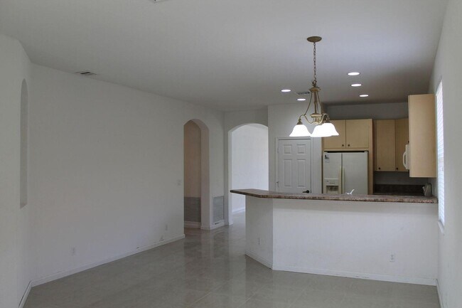Building Photo - 1804 SW Jamesport Dr
