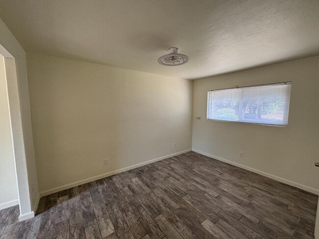 Building Photo - 7421 N Maple Ave