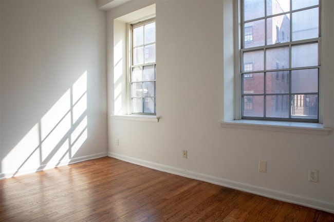 Building Photo - 341 Monmouth St