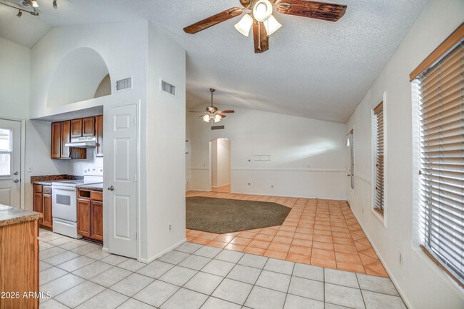 Building Photo - 815 E Calle Del Norte