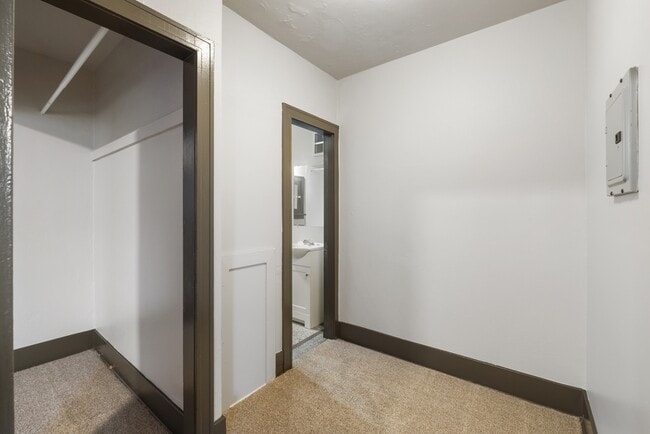 Building Photo - 16 N Broadway St