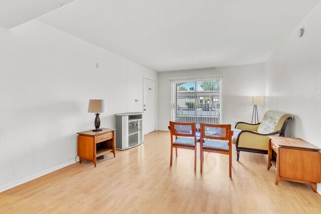 Building Photo - 2 Bedroom/2 Bathroom Condo in Quiet Gated ...