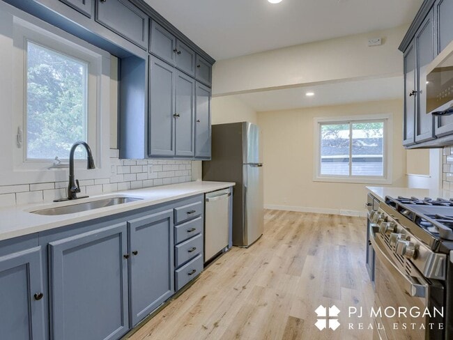 Building Photo - 3 bedroom, 1.5 bathroom House Available Im...