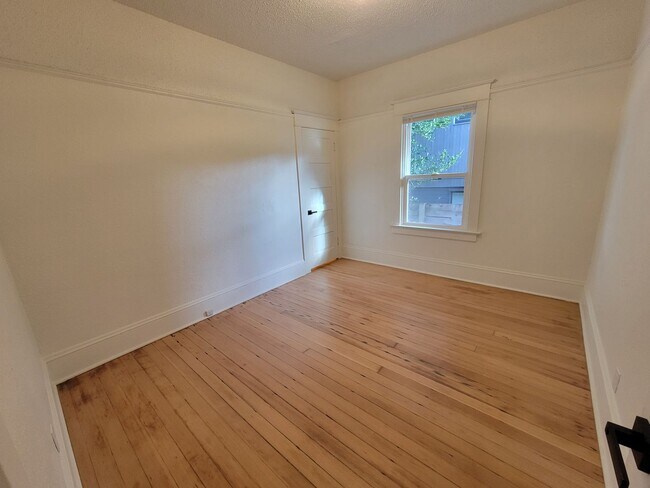 Building Photo - Don’t Miss This! Spacious 2 Bed, 2 Bath in North Portland