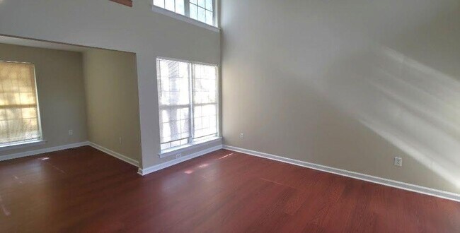 Building Photo - 4915 Lakebrooke Run