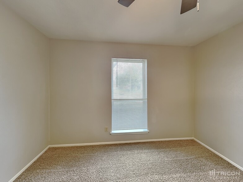 Building Photo - 1122 Oakbluff Dr