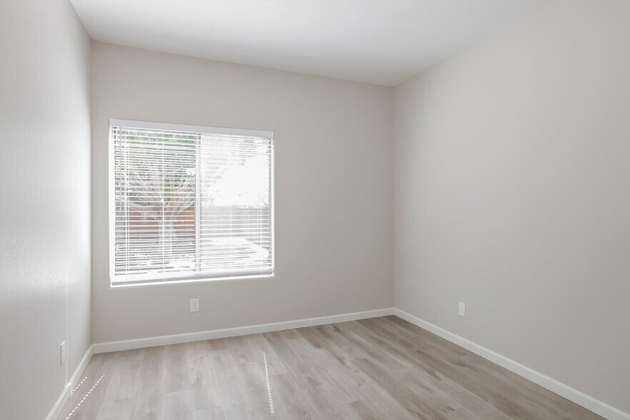 Building Photo - 1211 E Winter Dr