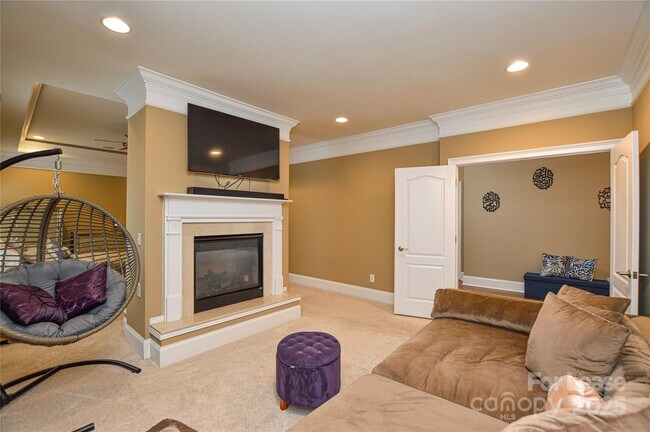 Building Photo - 5004 Woodview Ln