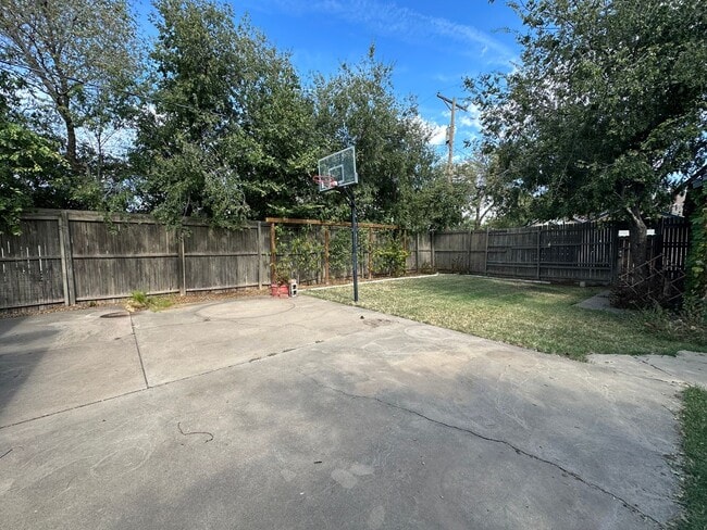 Building Photo - Charming 2bedroom could use one of the roo...