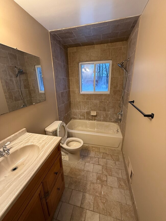 Building Photo - 596 Bloomfield Ave