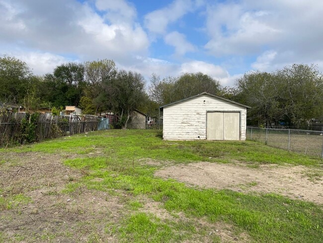 Building Photo - Cute 2/1 Home Available for Immediate Move In!