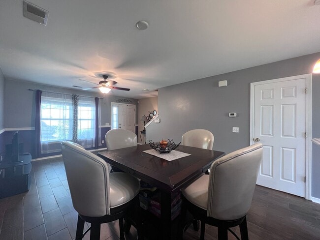 Building Photo - 2 bedroom 2.5 bath Townhome in Godley Park