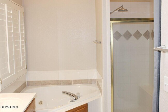 Building Photo - 221 Cloud Song E