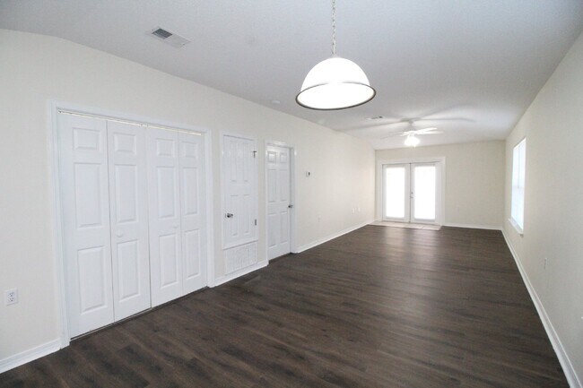 Building Photo - Northeast Pensacola 2BR, 2BA End-Unit Townhome Near Davis Hwy & UWF with Stainless Appliances, Fe...