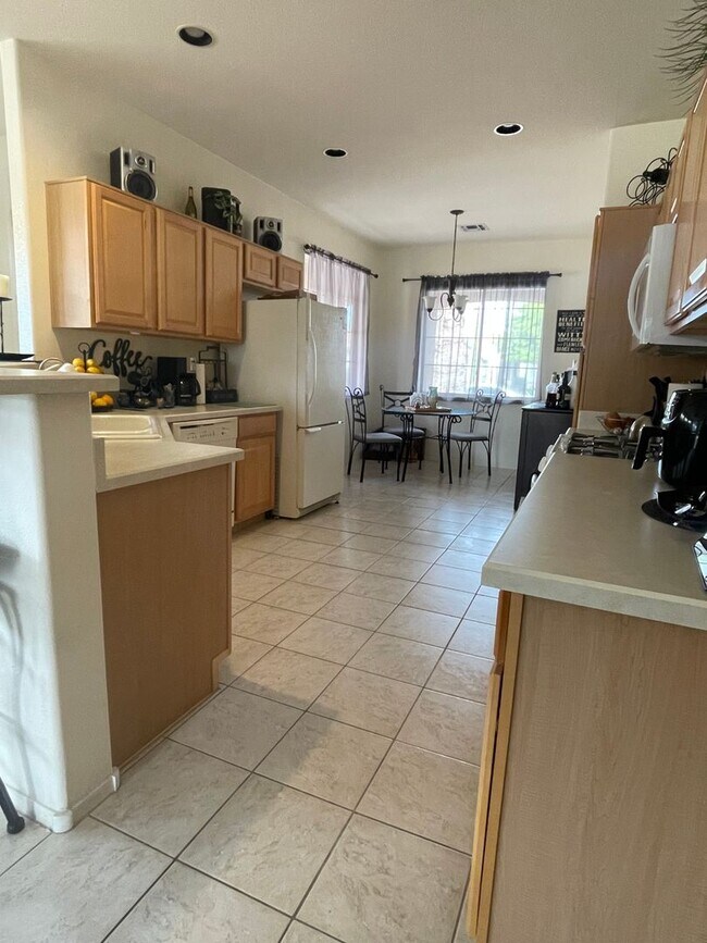 Building Photo - Gorgeous Rental! Move In Special! 1/2 Off ...