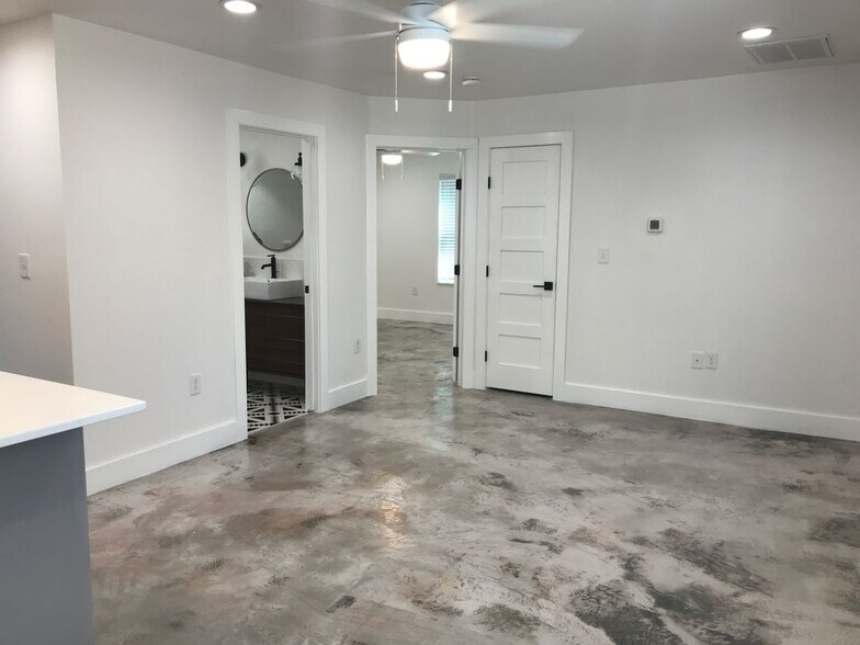 Building Photo - 423 W Woodlawn Ave