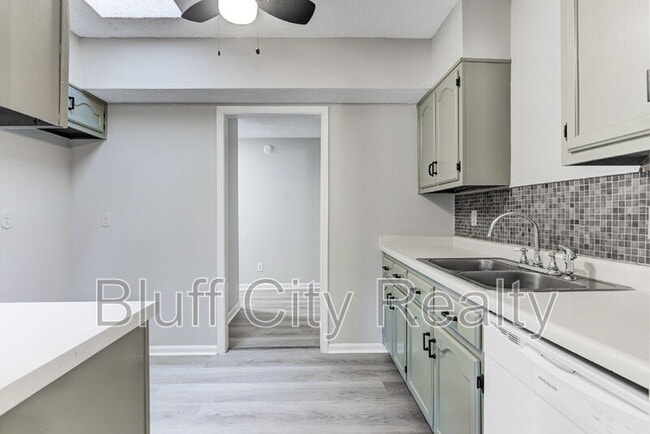 Building Photo - 819 Watson St