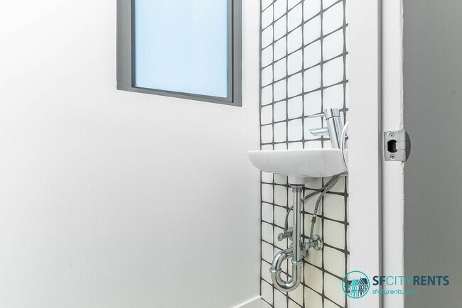 Building Photo - Marina: Remodeled Light-Filled Top-Floor Marina Condo with Private Roof Deck