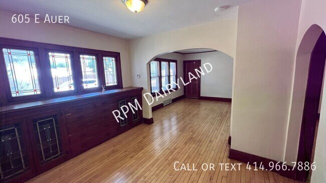 Building Photo - 605 E Auer-