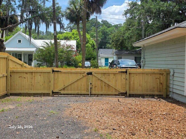 Building Photo - **Newly remodeled kitchen **  2 bedroom, 2bath Isle of Hope home with fenced in backyard and scre...