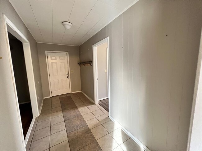 Building Photo - 817 S Kelly Ave