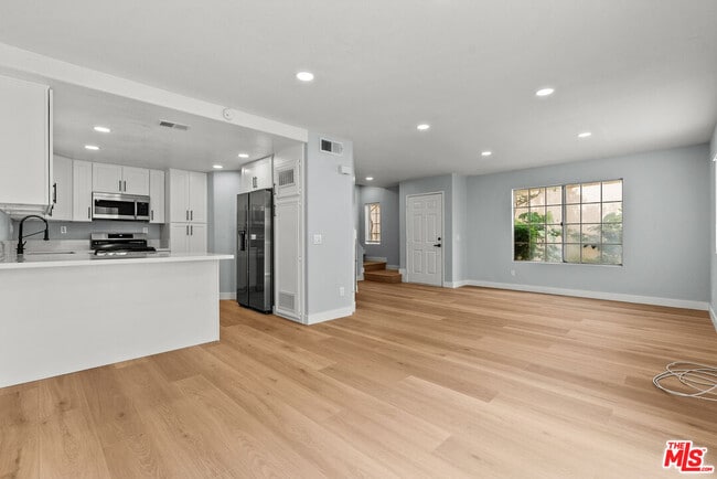 Building Photo - 18812 Vista Del Canon